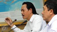 Deputi Pemberantasan BNN, Irjen Pol Arman Depari (kiri) memberi keterangan terkait kasus dua pilot Susi Air di Jakarta, Senin (16/1). Arman menegaskan, pilot Susi Air yang berinisial DA dan BA negatif narkoba. (Liputan6.com/Helmi Fithriansyah)