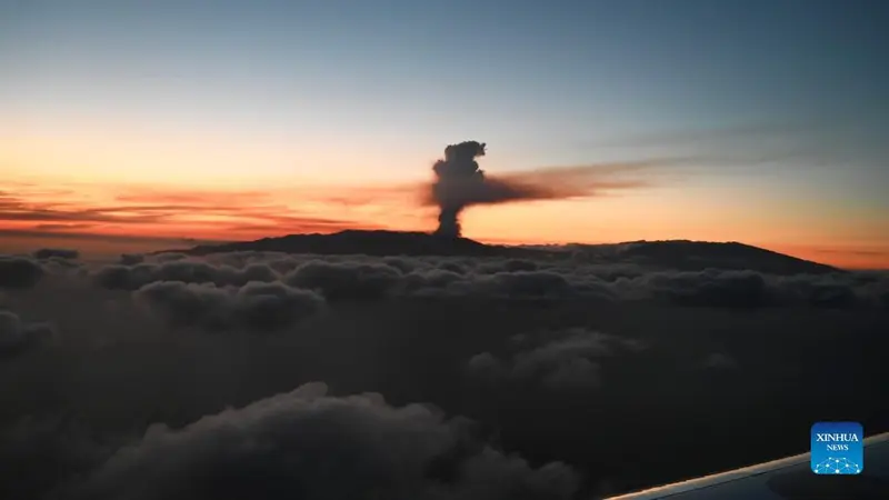 Erupsi gunung berapi Cumbre Viejo di pulau La Palma di Kepulauan Canary, Spanyol. Antara 5.000 dan 10.000 orang dievakuasi setelah meletus pada Minggu (19/9) sore. (La Moncloa/Handout via Xinhua)