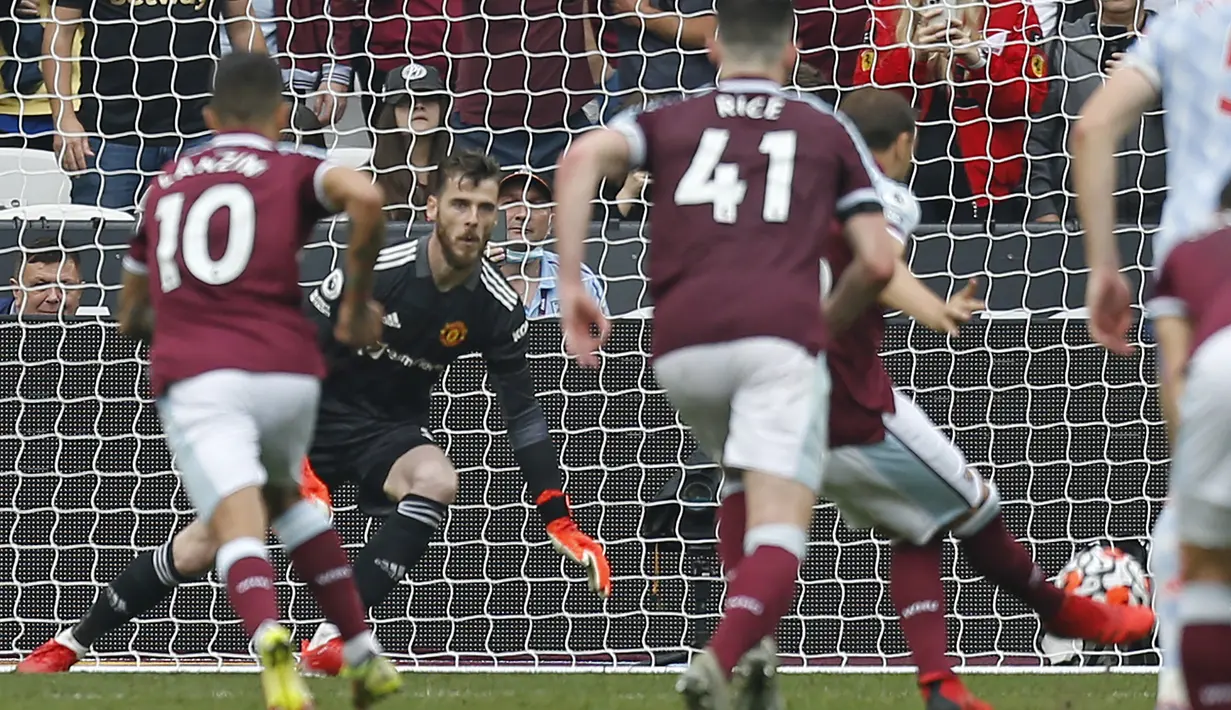 Pada masa injury time West Ham berpeluang menyamakan skor. Handsball Luke Shaw berujung hadiah penalti. (AFP/Ian Kington)