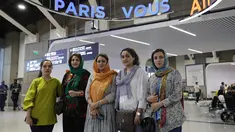 (Dari kiri) Guru bahasa Inggris Hafsa, Najla Latif, Rektor fakultas sains, Naveen Hashim, peneliti dan aktivis hak-hak perempuan, Zakia Abasi, mantan pegawai salon kecantikan dan Muzhgan Feraji, jurnalis TV berpose setibanya mereka di Bandara Roissy-Charles de Gaulle di Roissy, utara ibu kota Prancis setelah dievakuasi dari Pakistan usai melarikan diri dari Taliban, Senin (4/9/2023). (Geoffroy VAN DER HASSELT / AFP)