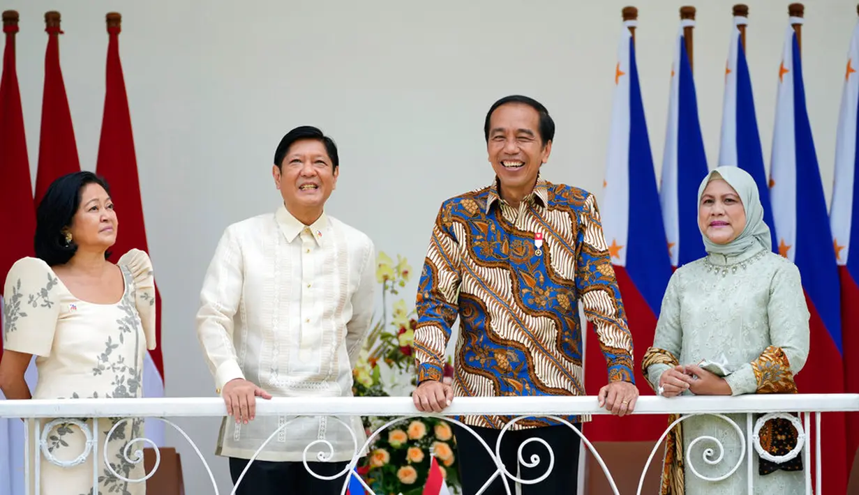 Presiden Indonesia Joko Widodo atau Jokowi (kedua kanan) dan istrinya Iriana (kanan) berbagi momen ringan bersama Presiden Filipina Ferdinand Marcos Jr (kedua kiri) dan istrinya Madame Louise Araneta Marcos (kiri) saat pertemuan di Istana Kepresidenan Bogor, Bogor, Jawa Barat, Senin (5/9/2022). Ferdinand Marcos Jr baru dilantik menjadi Presiden Filipina pada Juni 2022. (AP Photo/Achmad Ibrahim, Pool)