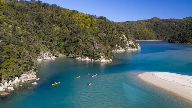Kayaking in Torrent Bay at Abel Tasman (Foto Dok: The New Zealand)