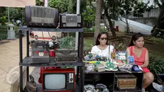  Pedagang menjajakan barang antiknya dalam acara Pasar Maci atau pasar barang-antik di Taman Menteng, Jakarta, Minggu (31/5). Acara tersebut menjual barang antik dari kacamata, botol minuman, hingga aksesoris motor klasik. (Liputan6.com/Faizal Fanani)