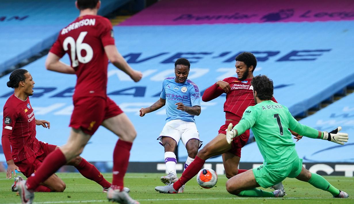 Gelandang Manchester City, Raheem Sterling, berusaha mencetak gol ke gawang Liverpool pada laga lanjutan Premier League pekan ke-32 di Stadion Etihad, Jumat (3/7/2020) dini hari WIB. Manchester City menang 4-0 atas Liverpool. (AFP/Dave Thompson/pool)