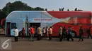 Pemerintah Provinsi DKI Jakarta mendapatkan kado di Hari Ulang Tahun Ke-488 Kota Jakarta, Senin (22/6/2015). Kado tersebut berupa sumbangan satu bus tingkat dari PT Coca-Cola Indonesia. (Liputan6.com/Herman Zakharia)