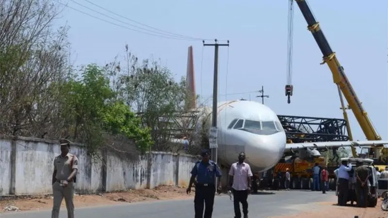 Pesawat Jatuh Timpa Tembok di India