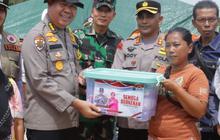 Banjir Inhu Belum Surut dan Warga Terserang Penyakit, Rombongan Kapolres Naik Perahu Beri Bantuan