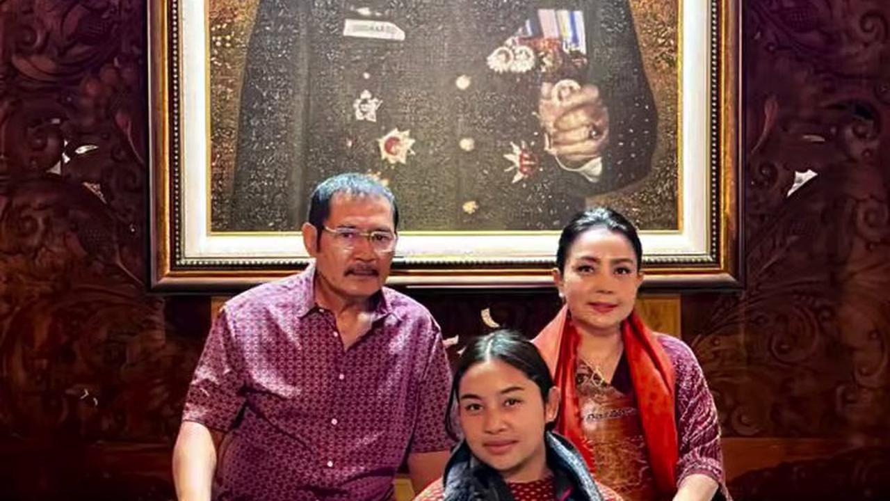 8 Potret Mayangsari Bersama Khirani Sang Putri yang Sudah ABG, Nikmati Waktu Bersama - Ziarah Makam Soeharto