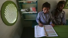 Para siswa Palestina duduk dalam bus yang telah dialihfungsikan menjadi ruang kelas keliling di Khirbet Ibziq, dekat Kota Tubas, Tepi Barat, 8 Oktober 2020. Sebuah asosiasi lokal mengalihfungsikan sebuah bus menjadi perpustakaan dan ruang kelas keliling. (Xinhua/Ayman Nobani)
