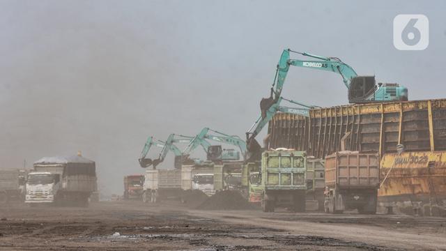 Geliat Bongkar Muat Batu Bara di Tengah Larangan Ekspor