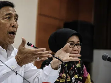  Menkopolhukam Wiranto memberikan penjelasan dalam Konferensi pers Saber Pungli di Media Center Kemenkopolhukam, Jakarta, Kamis (24/11). Wiranto menegaskan, pemerintah sangat serius menangani pemberantasan pungli. (Liputan6.com/Faizal Fanani)