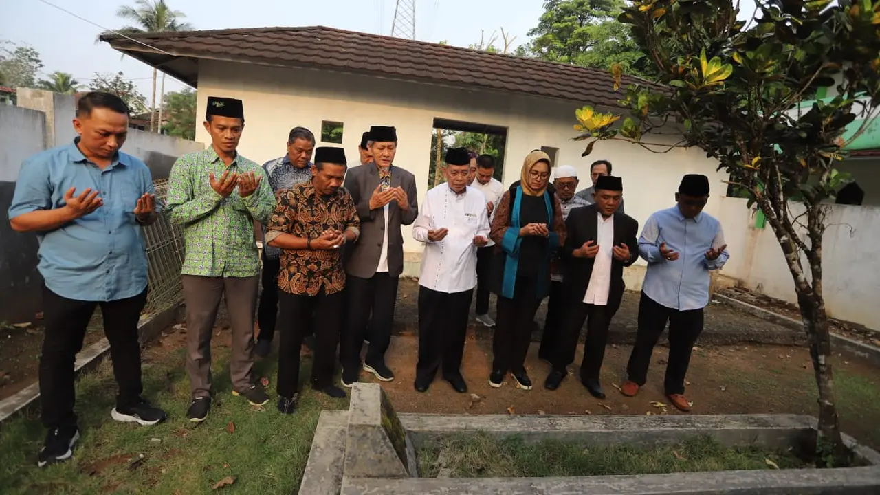 Bakal calon Gubnernur Banten Airin Rachmi Diany berziarah ke makam salah satu pendiri organisasi Islam Matla'ul Anwar (MA), KH Mas Abdurahman di Kecamatan Saketi, Pandeglang, Kamis (7/72024). (Istimewa)