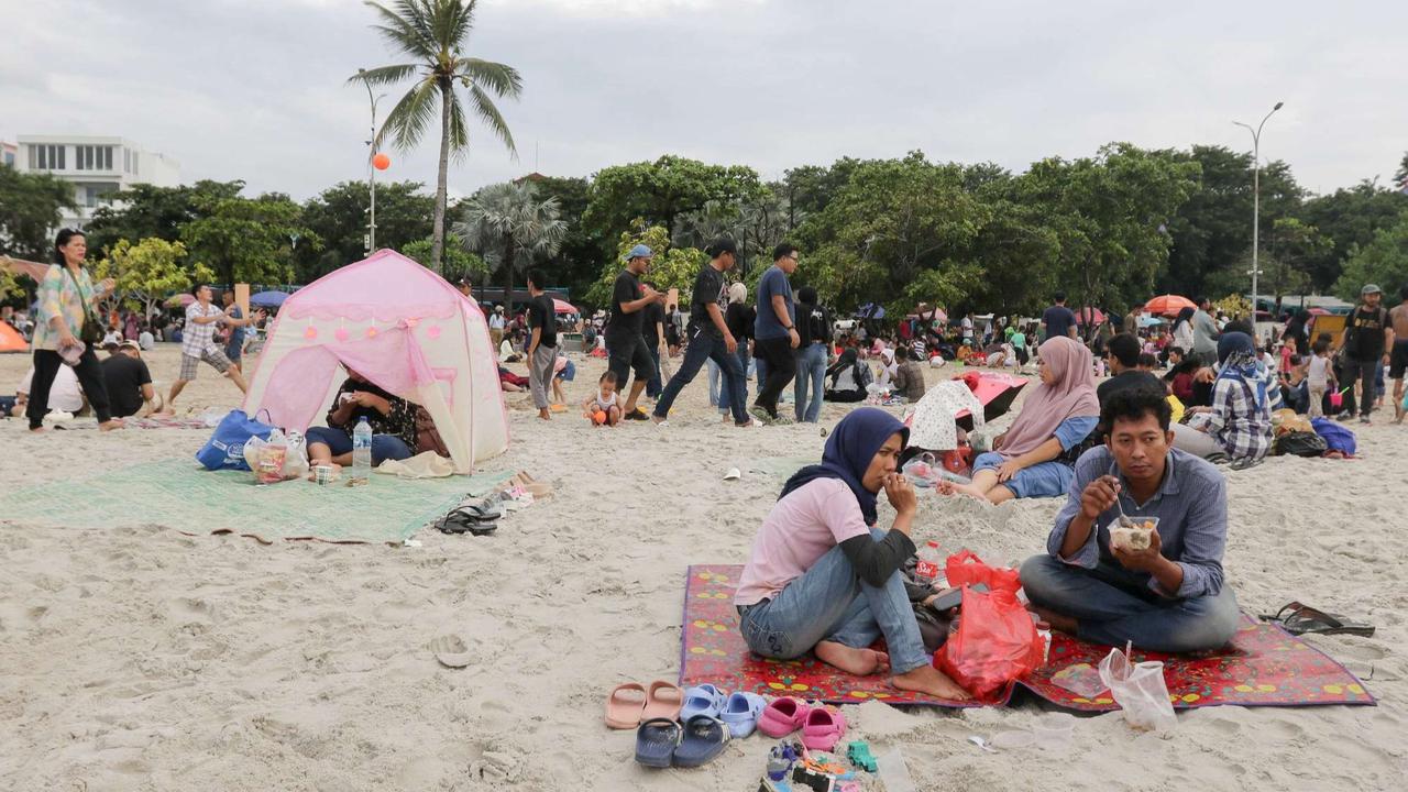 Ribuan warga berwisata di Pantai Ancol