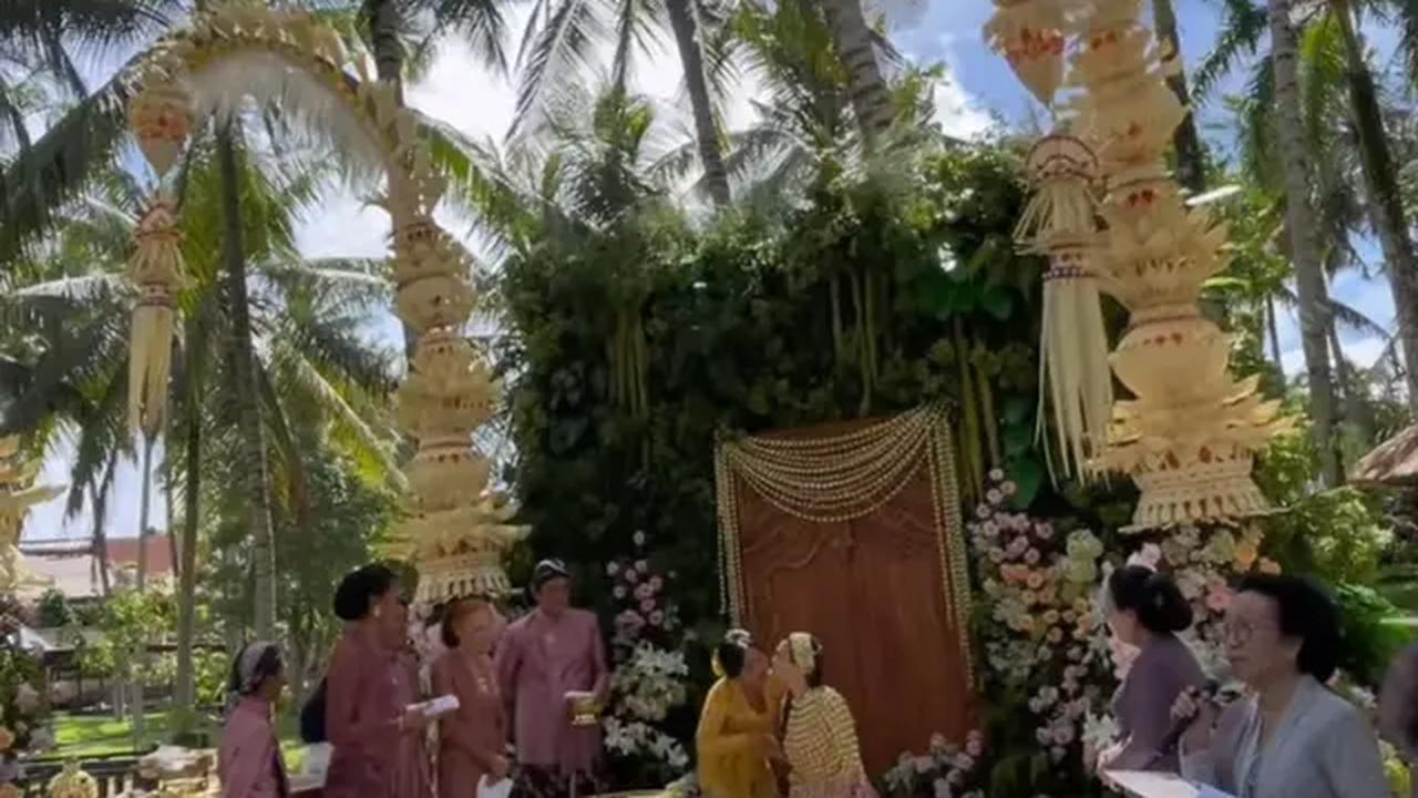 Luna Maya saat Prosesi Siraman dan Sungkeman. [@lunamaya]