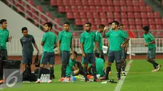 Pelatih Timnas Indonesia, Alfred Riedl (tengah) melihat latihan timnya jelang final kedua Piala AFF 2016 di Rajamangala Stadium, Bangkok, Thailand, Jumat (16/12). Indonesia akan melakoni laga tandang lawan Thailand. (Liputan6.com/Helmi Fithriansyah)