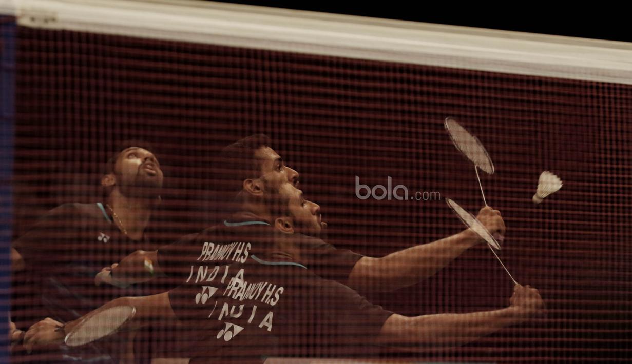 Tunggal putra India, Prannoy H.S, mengalahkan tunggal putra Jepang, Sakai Kazumasa, pada laga semifinal Indonesia Open 2017 di JCC, Sabtu, (17/6/2017). Prannoy kalah 17-21 28-26 21-18. (Bola.com/M Iqbal Ichsan)