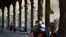 Wisatawan mengunjungi monumen Colosseum yang dibuka kembali di Roma, Italia, Senin (1/6/2020). Colosseum, yang merupakan ikon kota Roma dibuka kembali untuk umum pada Senin (1/6), setelah ditutup lebih dari dua bulan, dengan beberapa pembatasan akses bagi pengunjung. (Filippo MONTEFORTE/AFP)