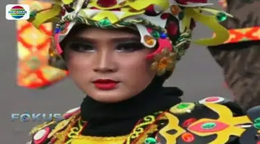 Puluhan model memamerkan beragam jenis pakaian adat Tanah Air dalam Jember Fashion Carnaval 2017.