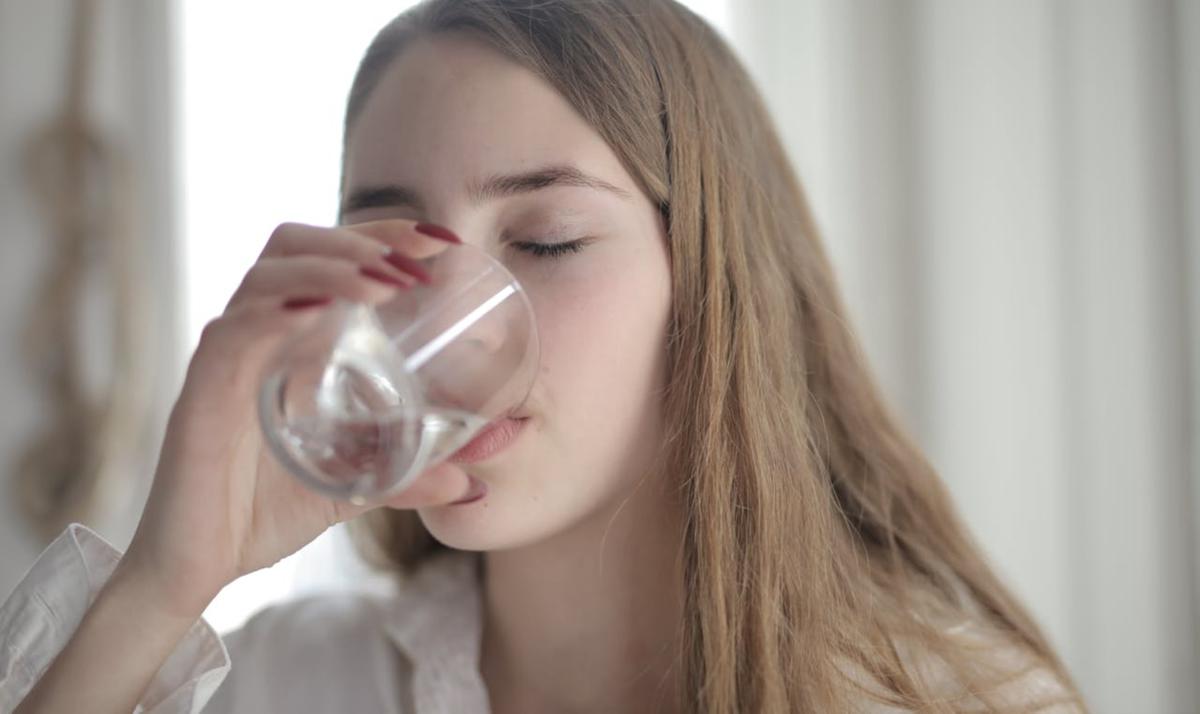 Ilustrasi Minum Air
