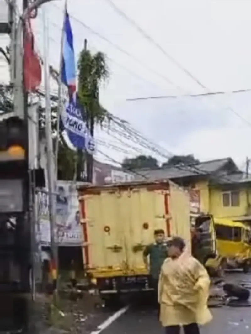 Tabrakan beruntun di jalan Raya Puncak, Kabupaten Bogor, Jawa Barat pada Selasa (23/1/2024).