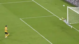 Kapten Timnas Wales, Gareth Bale, gagal mengeksekusi tendangan penalti menjadi gol. Tendangan Bale melesat di atas mistar gawang Turki. (Dan Mullan/Pool via AP)