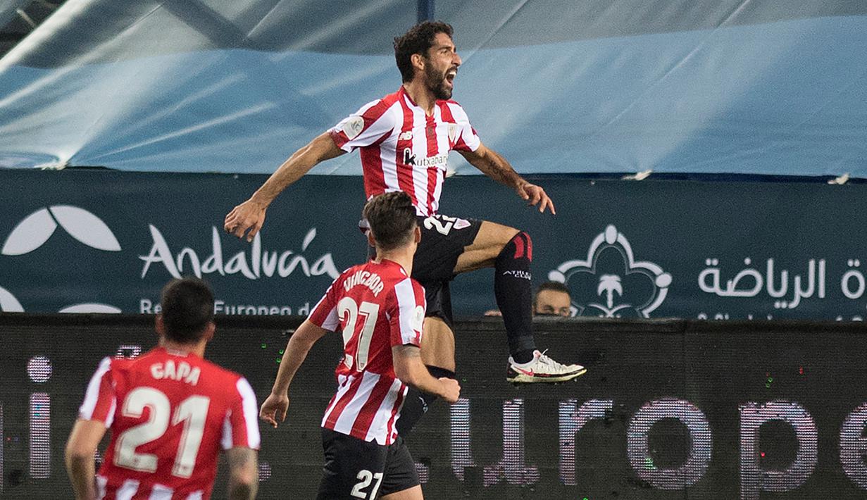 Striker Athletic Bilbao, Raul Garcia (atas) melakukan selebrasi usai mencetak gol pertamanya ke gawang Real Madrid dalam laga semifinal Piala Super Spanyol 2020/21 di La Rosaleda Stadium, Malaga, Kamis (14/1/2021). Athletic Bilbao menang 2-1 atas Real Madrid. (AFP/Jorge Guerrero)