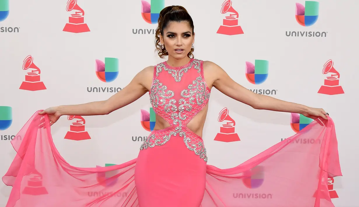 Aktris Blanca Blanco berpose untuk fotografer di atas karpet merah ajang penghargaan tahunan Latin Grammy Awards ke-17 di Las Vegas, Nevada, Kamis (17/11). (Ethan Miller/Getty Images/AFP)