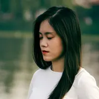 Ilustrasi seorang perempuan sedang melakukan meditasi untuk menenangkan pikiran (Unsplash/Le Minh Phuong)