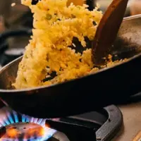 Masak nasi goreng dengan api yang besar/copyright pexels/Anna Trazevich