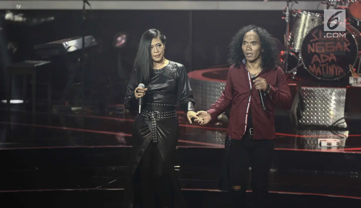 Penampilan kolaborasi grup band Slank bersama penyanyi wanita, Kikan dalam konser yang bertajuk Slank In Love di Jakarta, Selasa (27/2). Bernuansa rock, lagu Foto Dalam Dompet sukses menuai decak kagum. (Liputan6.com/Faizal Fanani