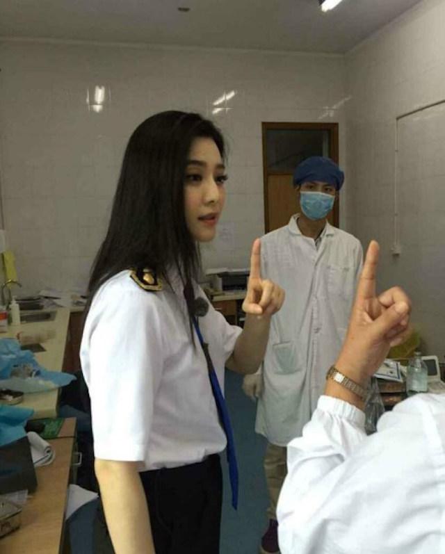 Fan Bingbing menunggu Xiao hingga ia selesai di periksa dan diberi obat oleh tim medis | Photo: Copyright shanghaiist.com
