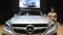Seorang model bergaya di sisi kendaraan Mercedes Benz GLE Couple yang dipamerkan di Jakarta Auto Show 2015, Rabu (28/10/2015). Mercedes Benz GLE Couple dibanderol dengan harga sekitar 1,559 miliar rupiah. (Liputan6.com/Helmi Fithriansyah)