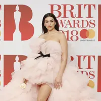 Dua Lipa menghadiri ajang BRIT Awards 2018. (Tolga AKMEN / AFP)