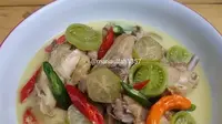 Semangkuk garang asem ayam. (Liputan6.com/IG/mariaulfah1357)