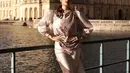 Raisa padukan blouse berlengan gelembung dengan rok satin panjang berwarna rose gold. Bisa dipadu dengan boots heels putih [@raisa6690]