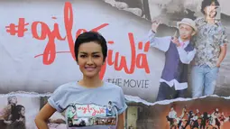 Julia Perez pada saat menghadiri rilis poster dan trailer film "Gila Jiwa" di Jakarta, Rabu (9/3/2016). Julia Perez atau yang akrab disapa Jupe, meninggal dunia. Meninggalnya Jupe dikonfirmasi oleh sang adik, Nia Anggia. (Liputan6.com/Herman Zakharia)