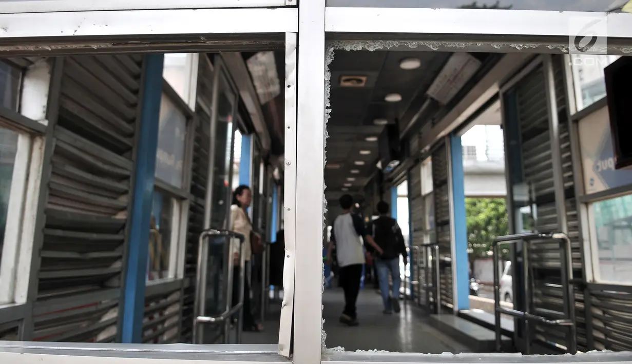 Kondisi kaca pecah di Halte Transjakarta Pasar Rumput, Manggarai, Jakarta, Minggu (3/2). Tawuran antarwarga menyebabkan Halte Transjakarta Pasar Rumput rusak akibat terkena lemparan batu. (Merdeka.com/Iqbal Nugroho)