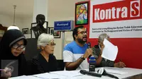 Koordinator KontraS, Haris Azhar (kedua kanan) menunjukkan surat saat memberikan penyataan di Jakarta, Rabu (2/3/2016). KontraS beserta keluarga korban pelanggaran HAM masa lalu mendesak pencopotan Jaksa Agung. (Liputan6.com/Helmi Fithriansyah)