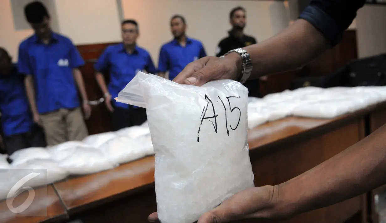 Barang bukti sabu-sabu saat rilis sindikat pengedar narkoba jaringan internasional di Rupatama Mabes Polri, Jakarta, Rabu (24/8). Dittipidnarkoba Bareskrim Polri mengamankan tiga sindikat pengedar narkoba jaringan Internasional (Liputan6.com/Helmi Afandi)