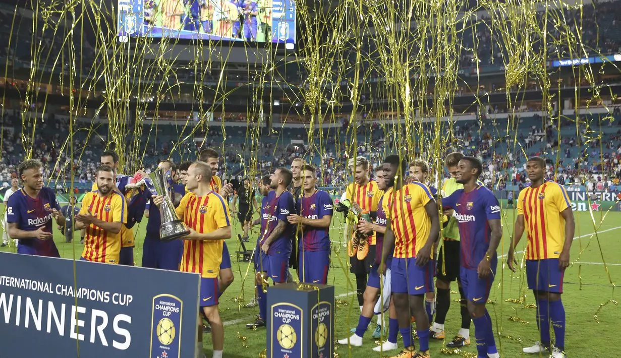 Para pemain Barcelona melakukan selebrasi usai memastikan gelar juara ICC 2017 dengan mengalahkan Real Madrid di Stadion Hard Rock, Miami, AS (29/7/2017). Barcelona menang 3-2 atas Real Madrid. (AP/Marc Serota)