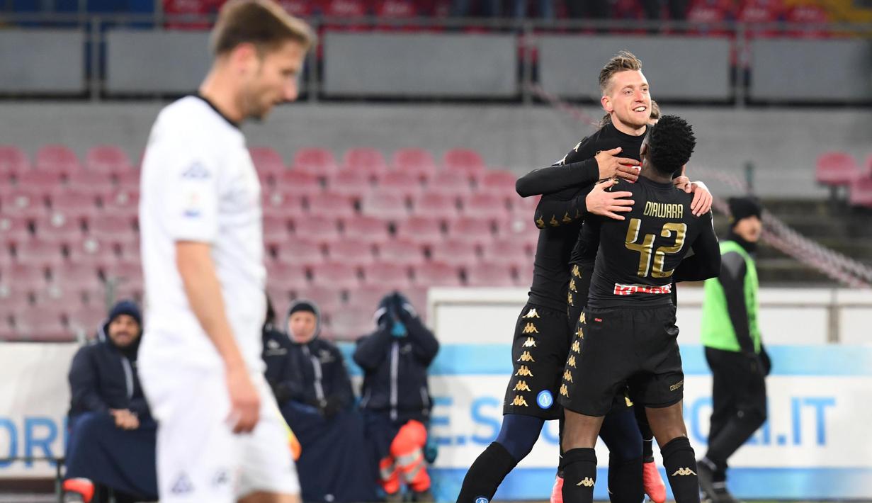 Para pemain Napoli merayakan gol Emanuele Giaccherini saat melawan ASC Spezia pada laga Piala Italia di San Paolo stadium, Naples (10/1/2017). Napoli menang 3-1. (EPA/Ciro Fusco)