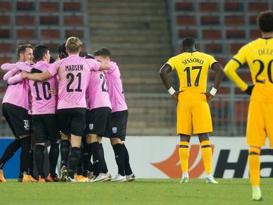 Pemain LASK merayakan gol yang dicetak Mamoudou Karamoko ke gawang Tottenham Hotspur pada laga lanjutan Liga Europa di Linzer Stadium, Jumat (4/12/2020) dini hari WIB. Tottenham bermain imbang 3-3 lawan LASK. (AFP/Vladimir Simicek)