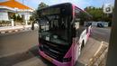 Bus Transjakarta khusus wanita melintas di kawasan Pasar Baru, Jakarta, Rabu (27/7/2022). PT Transportasi Jakarta (TransJakarta) kembali mengoperasikan bus pink khusus wanita rute Pasar Baru - Kalideres yang beroperasi mulai pukul 05.00-22.00 WIB dengan tarif reguler Rp3.500. (Liputan6.com/Faizal Fanani)