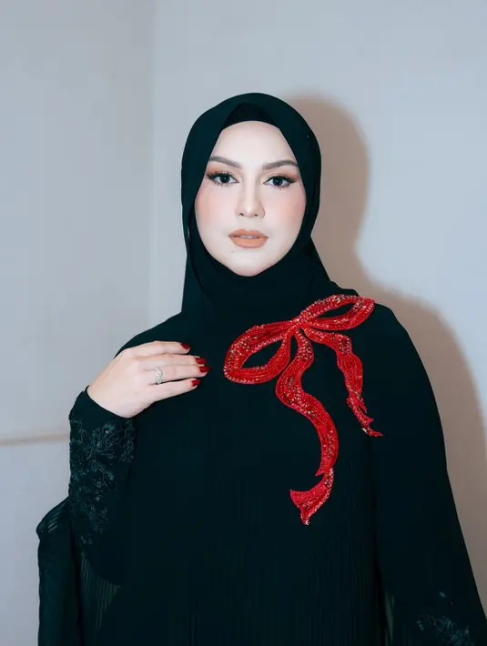 Dipulas MUA Ernia Apriliawanti, Irish Bella tampil fresh glam bernuansa coral. Eye winged yang diaplikasikan bikin kesan tatapan yang tajam [@_irishbella_]
