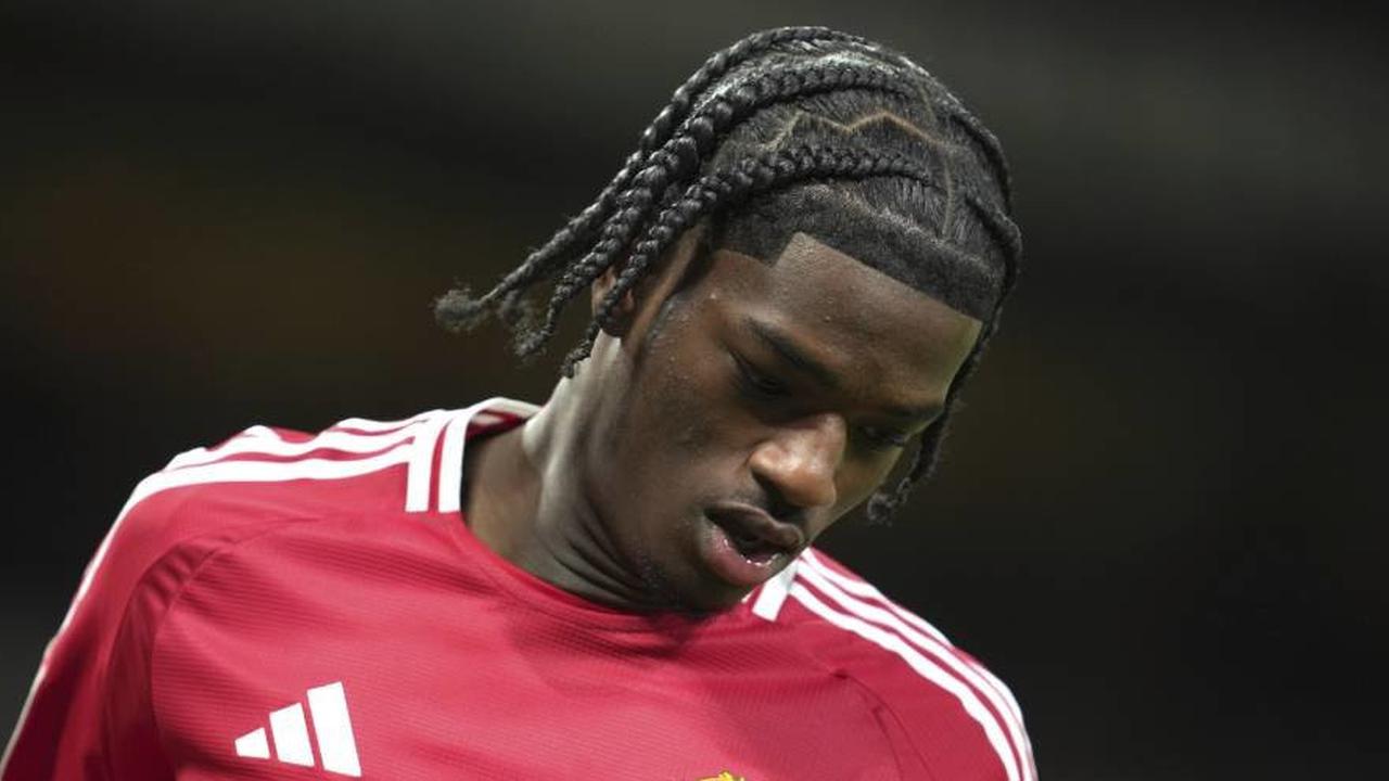 Demi Kebaikannya, Manchester United Bakal Lepas Bek Muda Mereka di Januari 2026