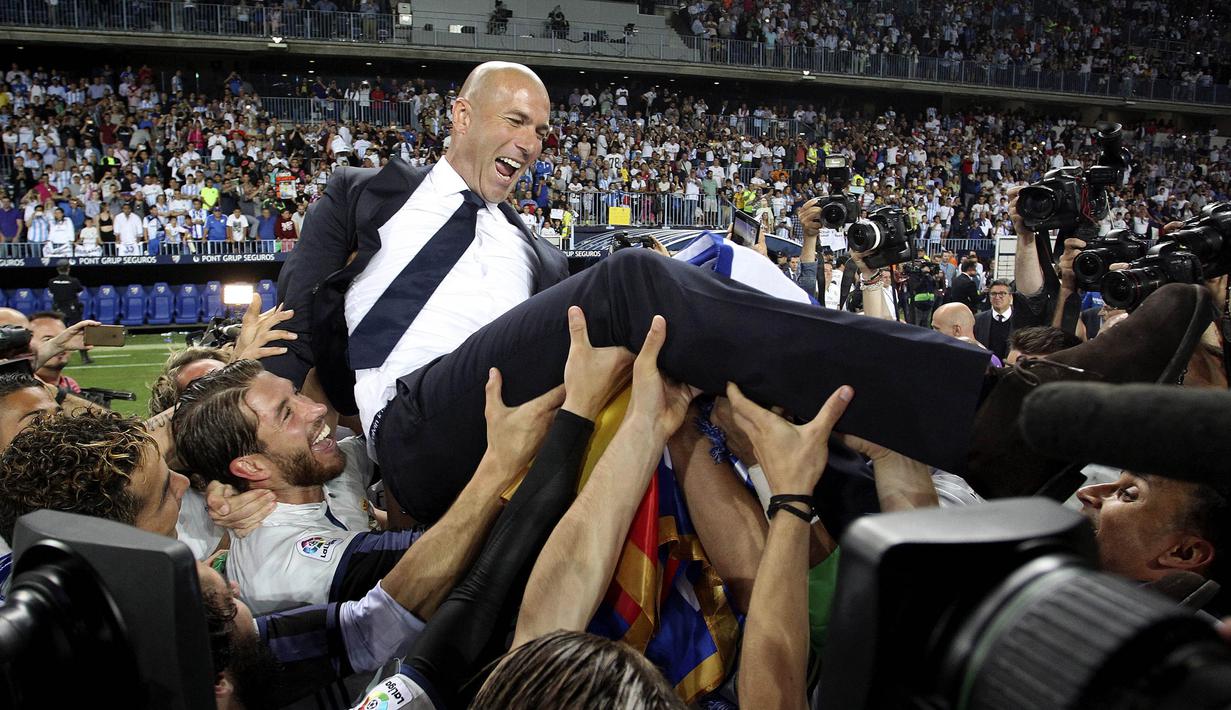 Pelatih Real Madrid, Zinedine Zidane, dianggat saat merayakan gelar juara La Liga Spanyol usai menaklukkan Malaga di Stadion La Rosaleda, Malaga, Minggu (21/5/2017). Malaga kalah 0-2 dari Madrid. (EPA/Daniel Perez)
