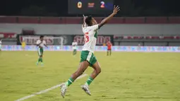 Gelandang Timnas Indonesia, Ricky Kambuaya (kanan) berselebrasi usai mencetak gol ke gawang Timor Leste pada laga uji coba internasional di Stadion I Wayan Dipta Gianyar, Bali, Minggu (30/1/2022) malam WIB. Indonesia menang telak atas Timor Lester 3-0. (Dok Humas PSSI)