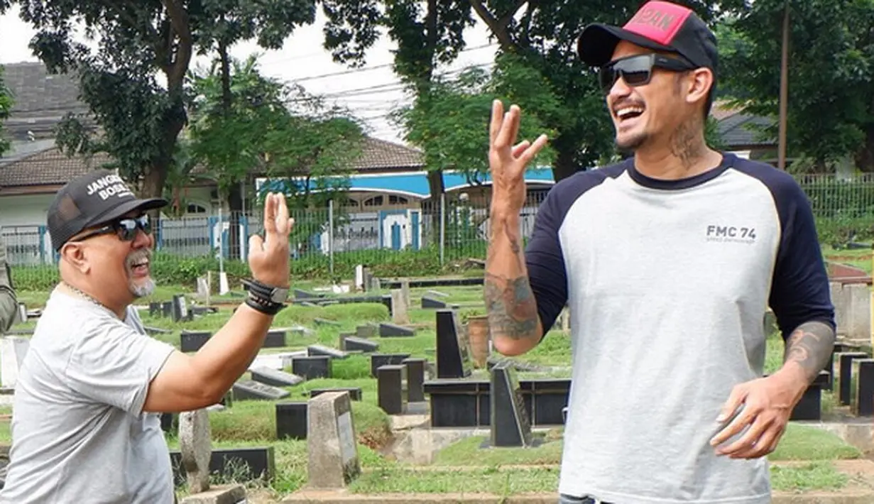 "Ada musibah yang dialami pasti sedih. Ketika dia pulang, hal pertama pasti bahagia, mensyukuri nikmat Allah. Saya pukul dia sekali, saya peluk dia, yang pasti dia tau maksud saya. Saya sayang semua," ungkap Indro Warkop. (Instagram/indrowarkop_asli)