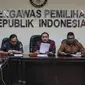 Anggota Bawaslu Muchamad Afifudin (tengah) dan Fritz Siregar menyampaikan temuan dari hasil pengawasan selama tahap pendaftaran dan verifikasi partai politik calon peserta pemilu 2019 di Bawaslu, Jakarta, Selasa (17/10). (Liputan6.com/Faizal Fanani)