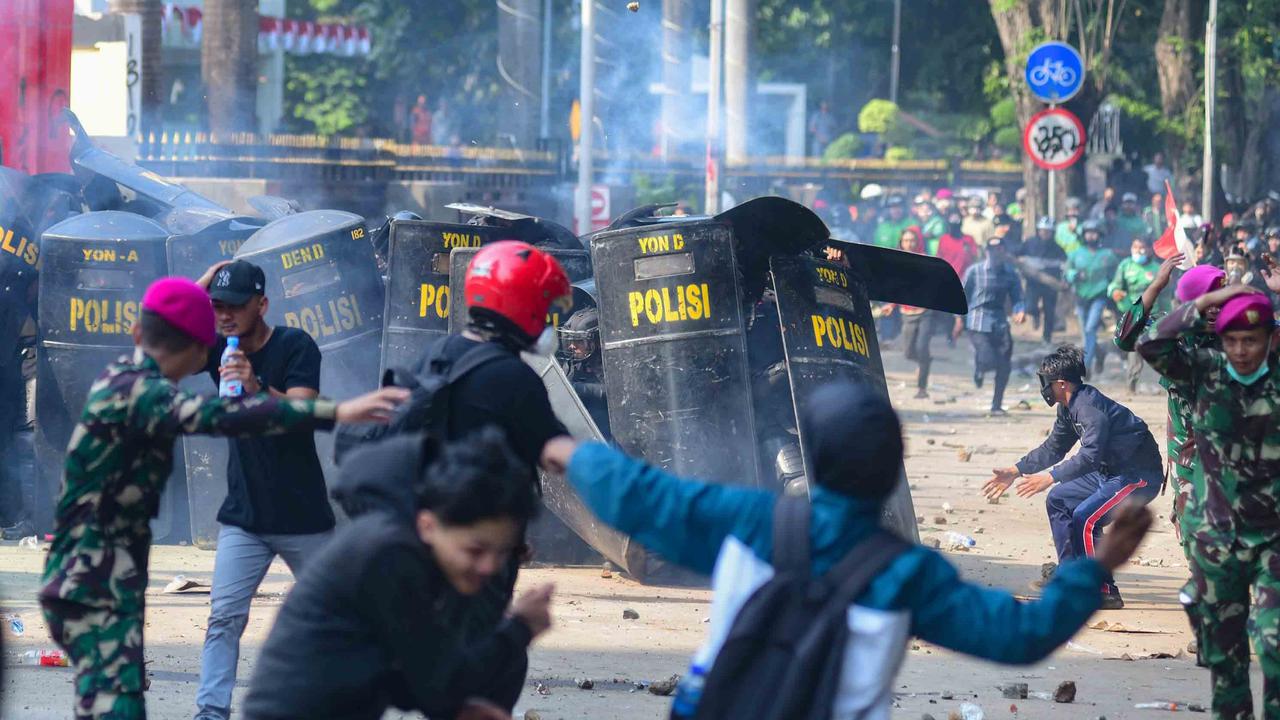 FOTO: Demo Ricuh di Kwitang Usai Kematian Driver Ojol Tertabrak Rantis Brimob